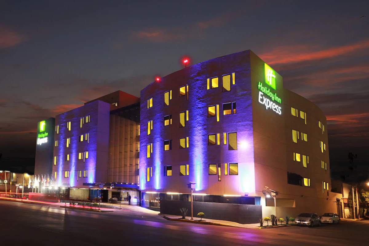 Exterior view of Holiday Inn Express Mexico Aeropuerto showcasing modern architecture and welcoming entrance