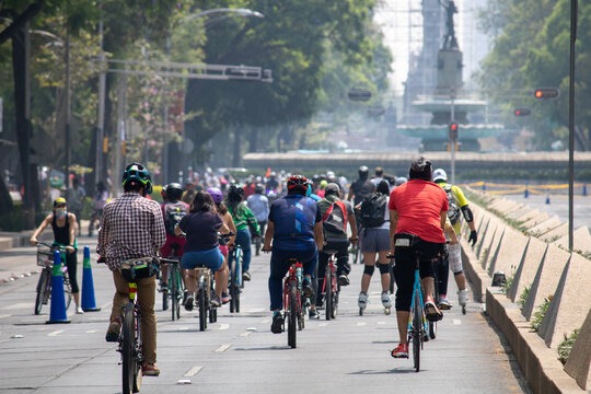 Ciclistas recorriendo Paseo de la Reforma durante el ciclotón dominical en Ciudad de México.
