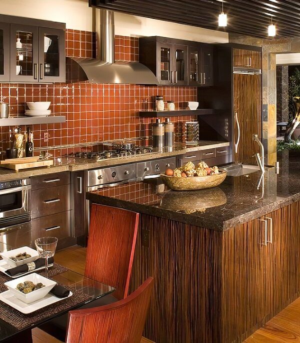 Cocina equipada con electrodomésticos modernos, barra desayunadora y acabados residenciales.