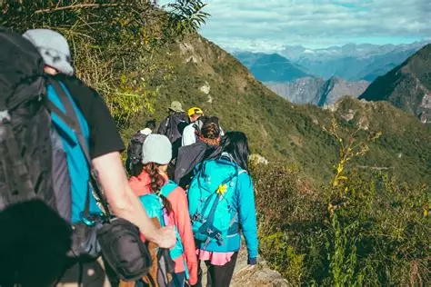 Grupo de excursionistas caminando por senderos naturales en México.