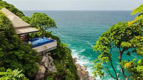 Luxury cliffside villa in Acapulco’s Diamond Zone with private infinity pool, ocean views, and spa access.