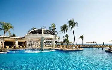 🏖️ Beachfront resort with 🌴 tropical gardens, 🏊‍♂️ three outdoor pools, and 🌅 sunset views in Acapulco’s Diamante zone.