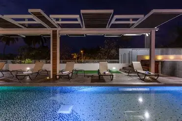Pet-friendly hotel in Acapulco with ocean-view suites, outdoor pool, and walkable access to Parque Papagayo.
